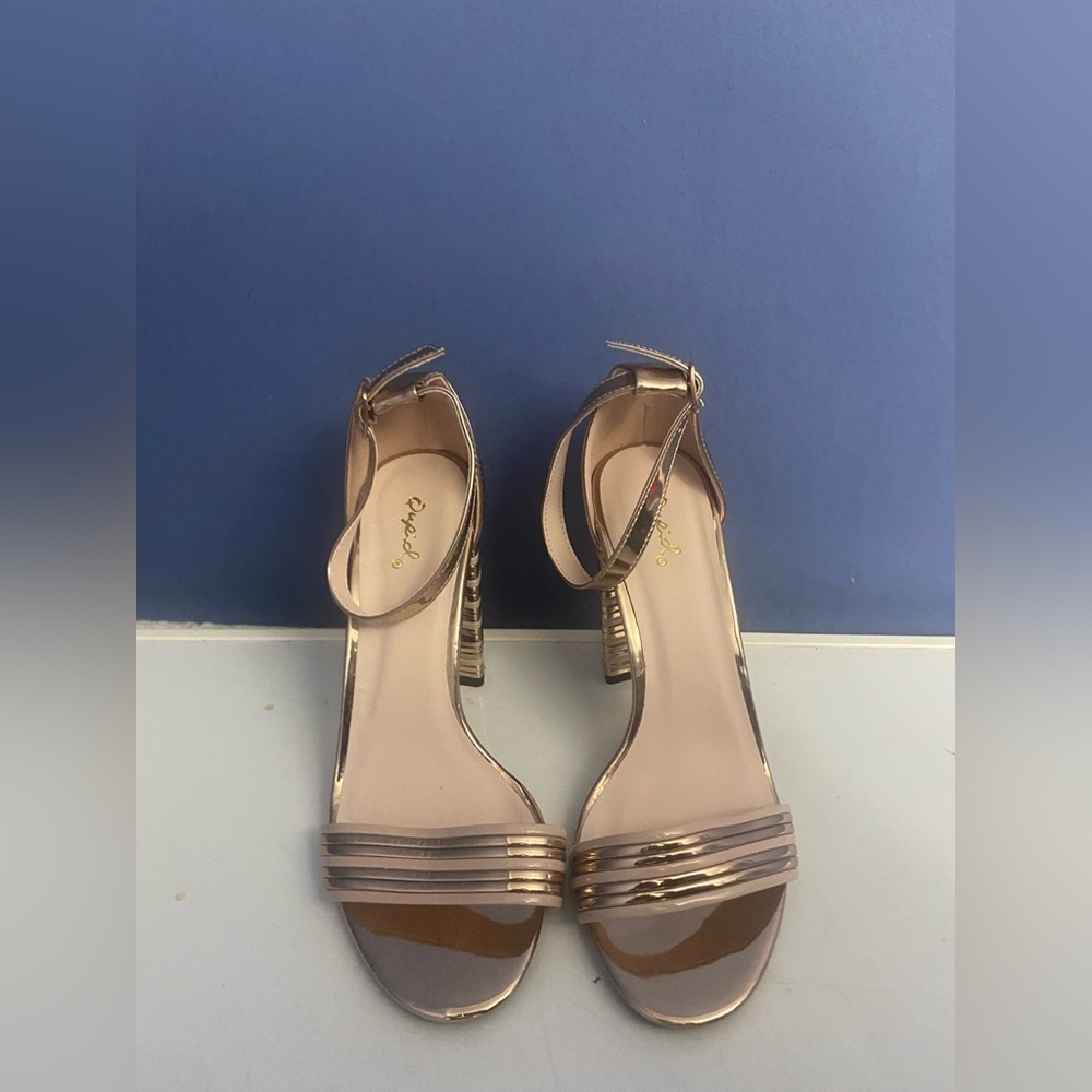 Quipid Metallic Rose Gold Block Ankle Strap Stripes Heels 4” size 9